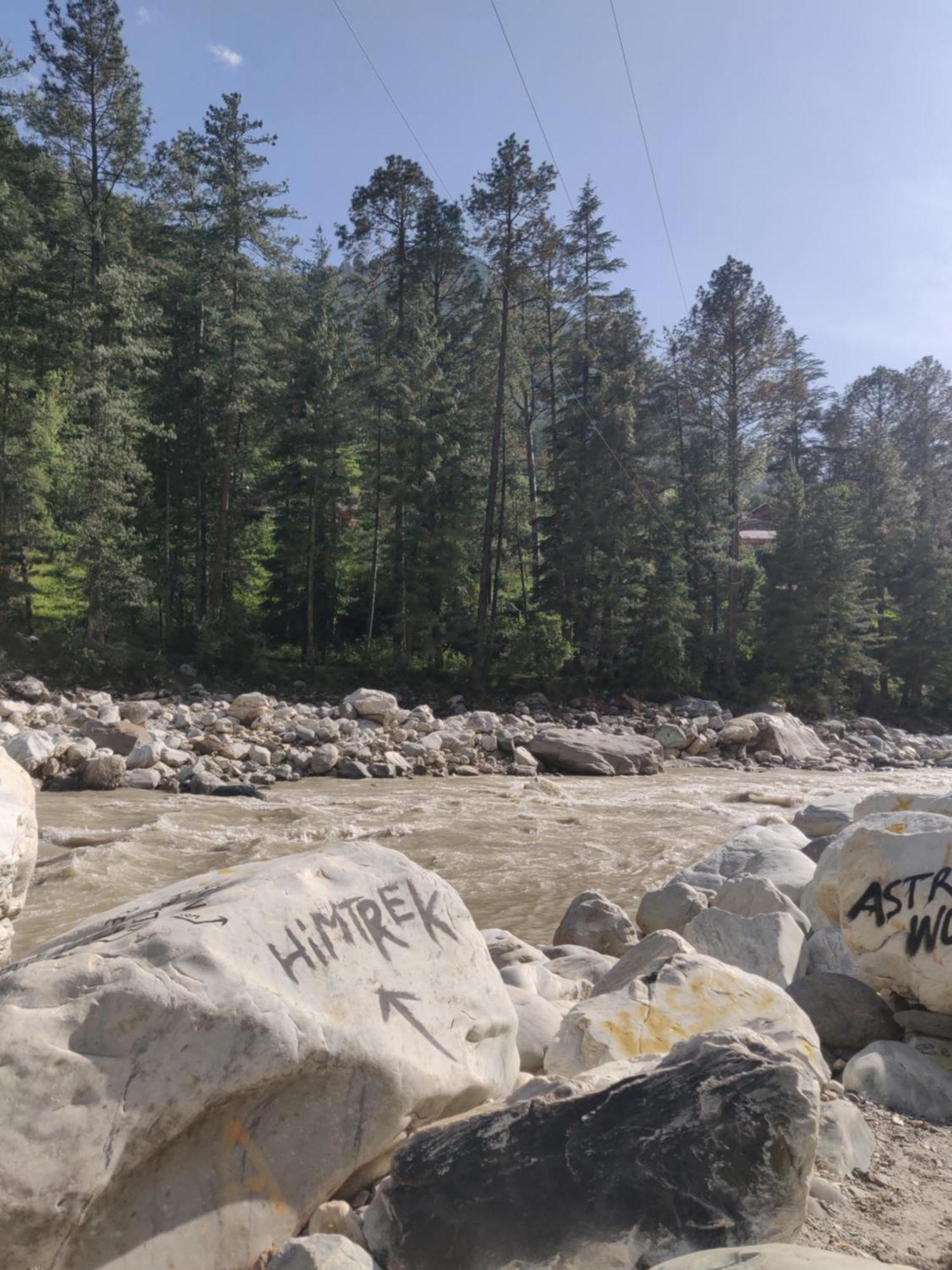 Himtrek Stays, Kasol Bagian luar foto
