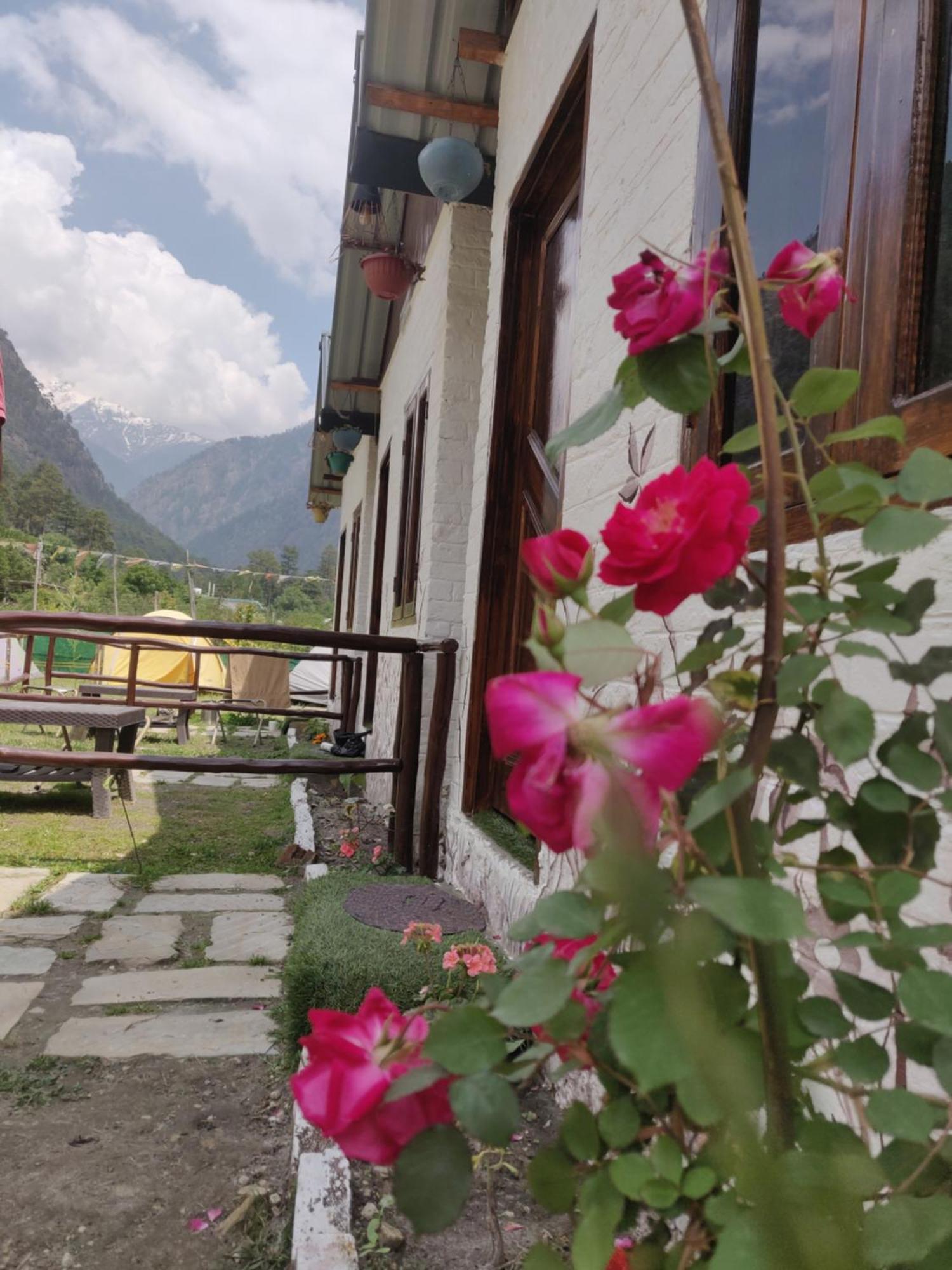 Himtrek Stays, Kasol Bagian luar foto