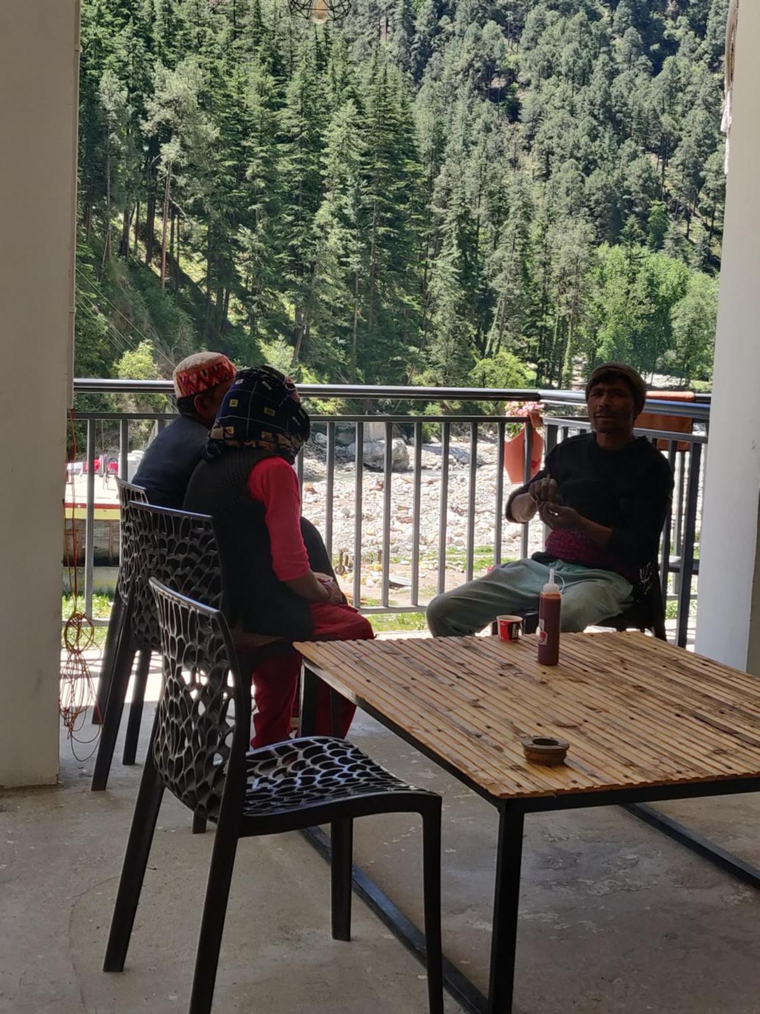Himtrek Stays, Kasol Bagian luar foto